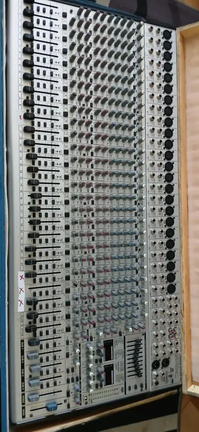 Mesa de audio bheringer - miniatura 3