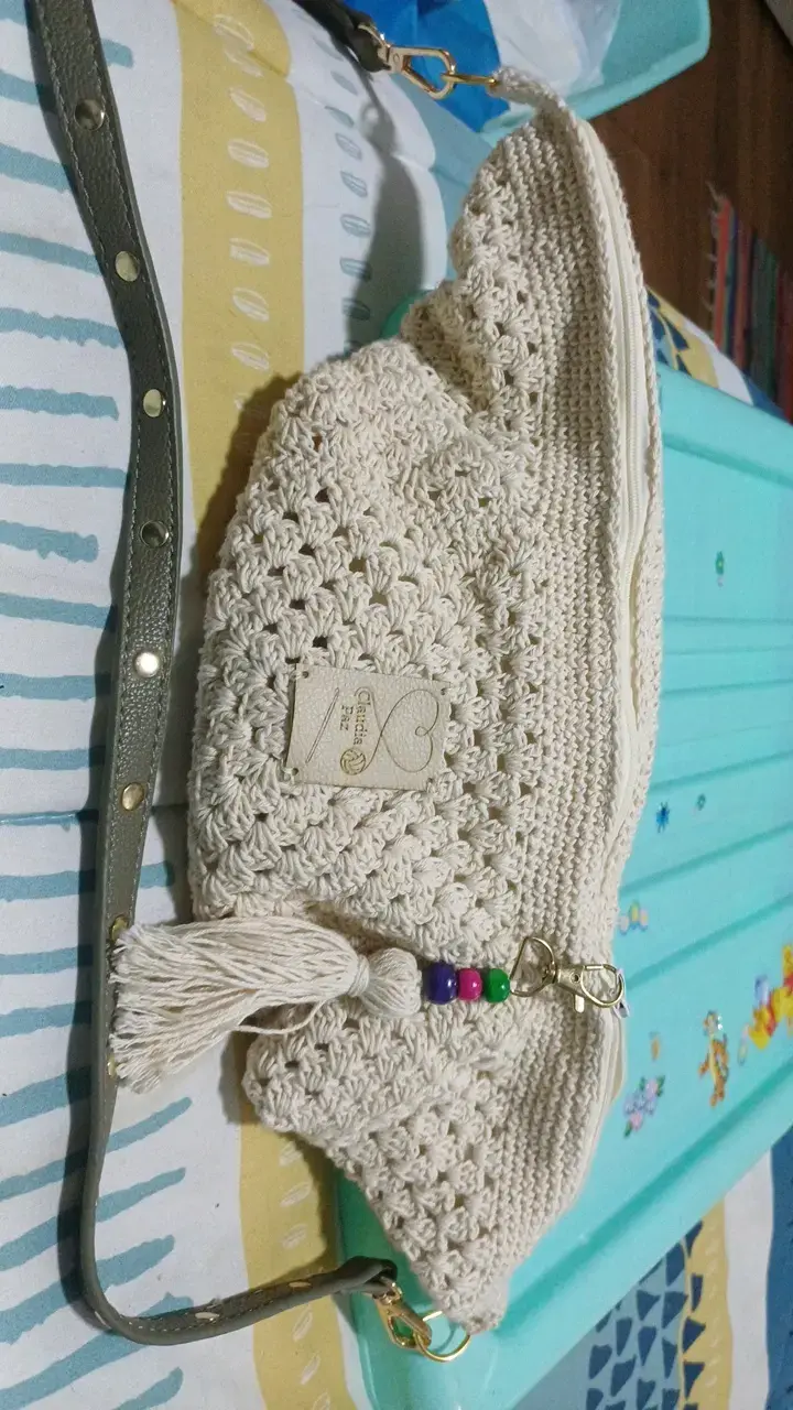 Banano tejido a crochet beige con correa ajustable