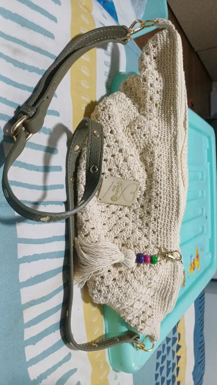 Banano tejido a crochet beige con correa ajustable - 2
