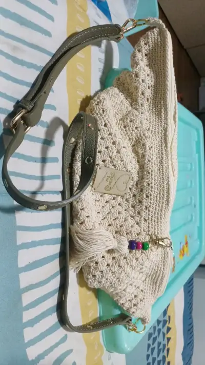 Banano tejido a crochet beige con correa ajustable - miniatura 2