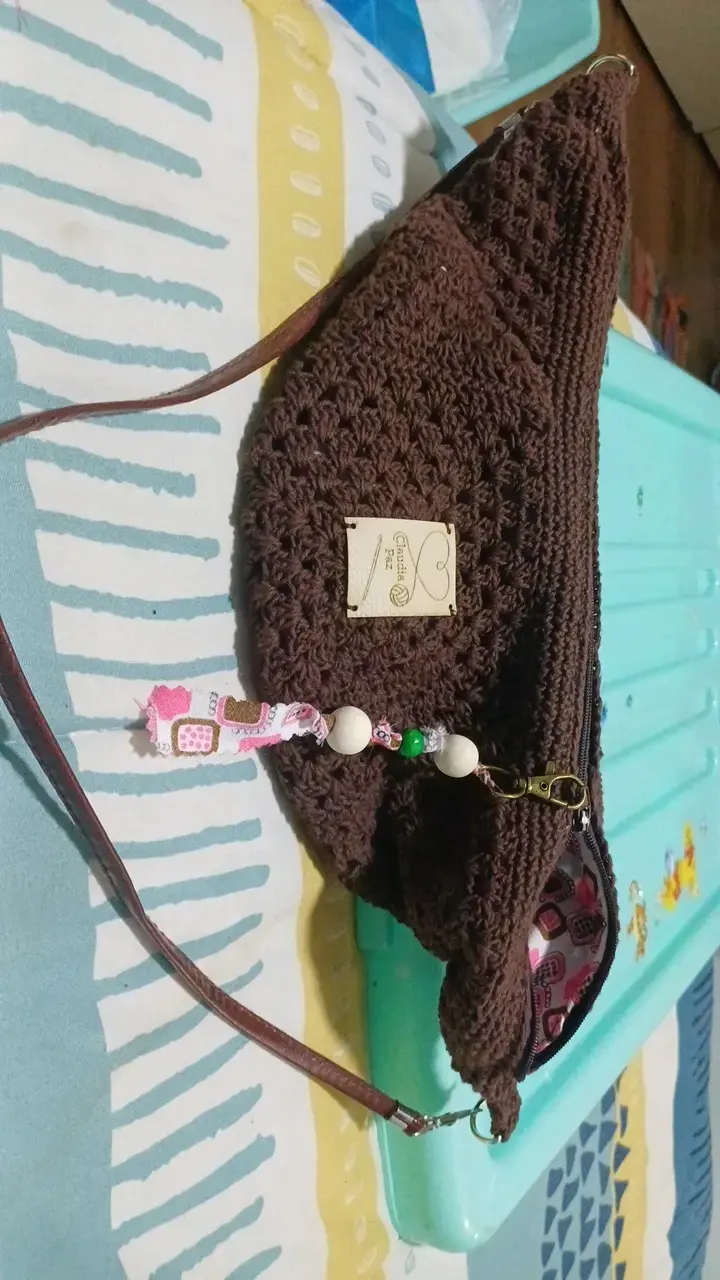 Cartera tejida a mano color café con diseño único
