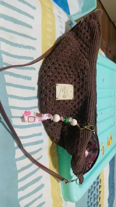 Cartera tejida a mano color café con diseño único - miniatura 1