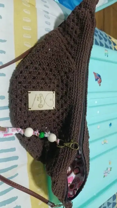 Cartera tejida a mano color café con diseño único - miniatura 2