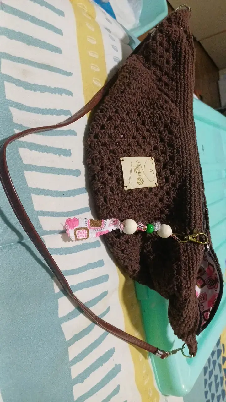 Cartera tejida a mano color café con diseño único - 3