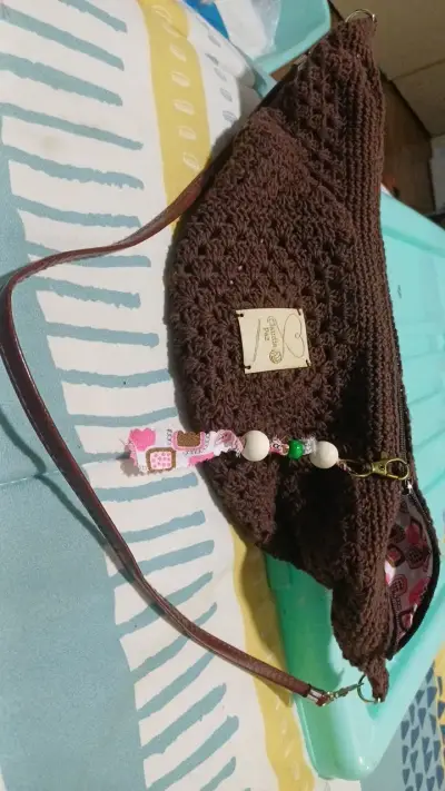 Cartera tejida a mano color café con diseño único - miniatura 3
