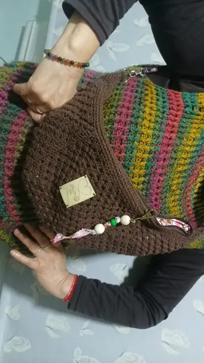 Cartera tejida a mano color café con diseño único - miniatura 4