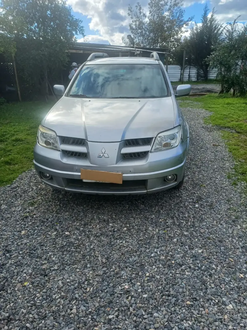 Mitsubishi Outlander SUV 2004 en buen estado - 2
