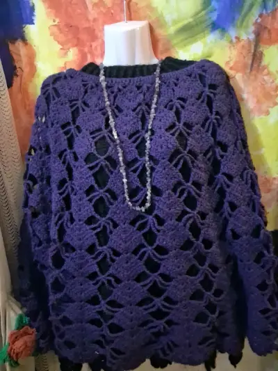 Suéter tejido a crochet morado para mujer - miniatura 1