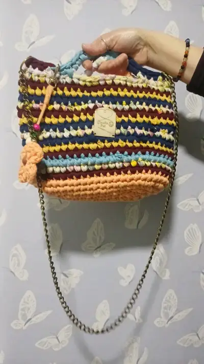 Bolso tejido a mano multicolor con cadena - miniatura 1