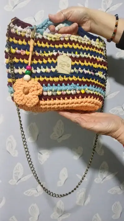 Bolso tejido a mano multicolor con cadena - miniatura 2