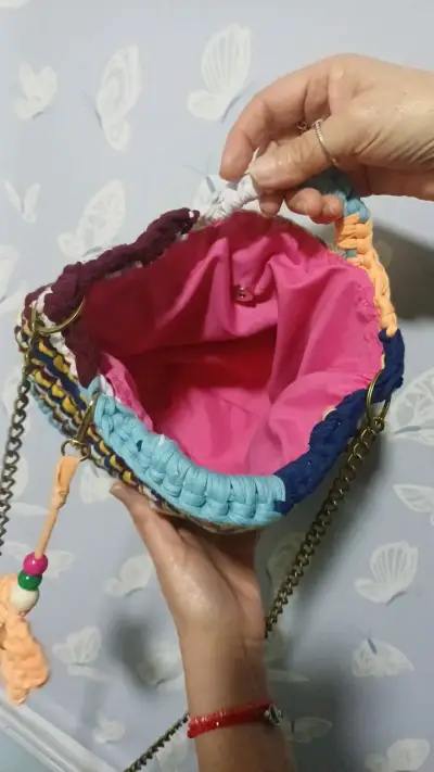 Bolso tejido a mano multicolor con cadena - miniatura 3