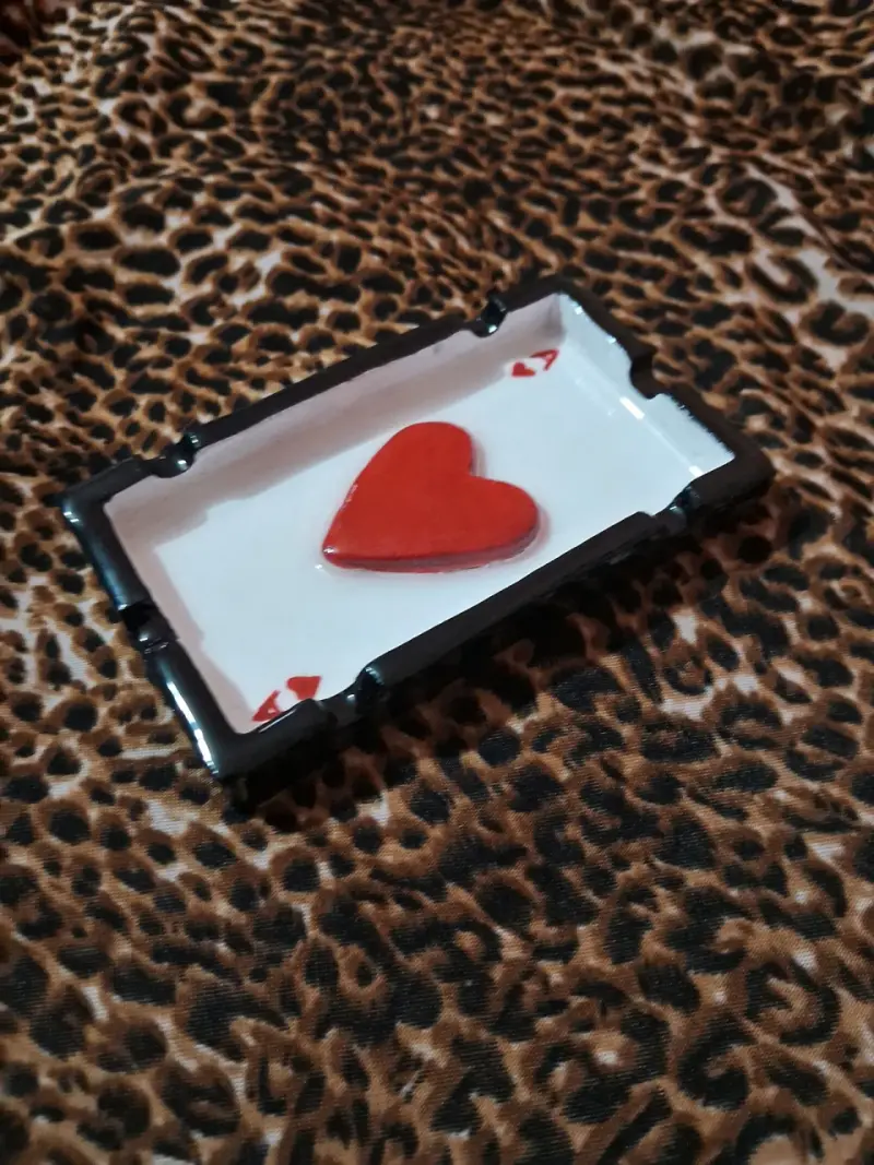 Cenicero de arcilla diseño As de corazones