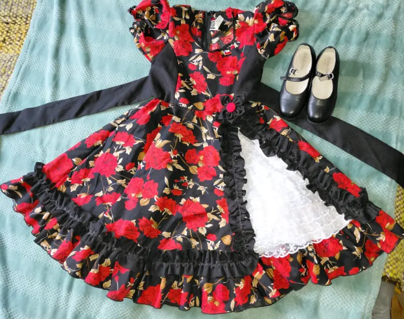 Vestido folclórico infantil con flores rojas - 1
