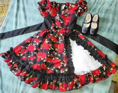 Vestido folclórico infantil con flores rojas - miniatura 1