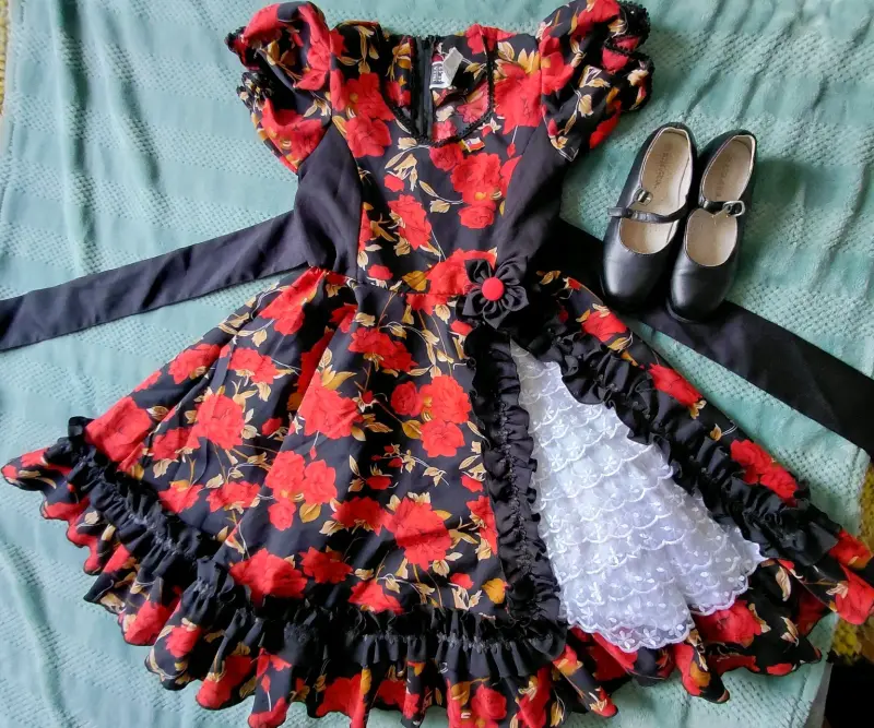 Vestido folclórico infantil con flores rojas - 2