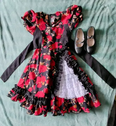 Vestido folclórico infantil con flores rojas - miniatura 3