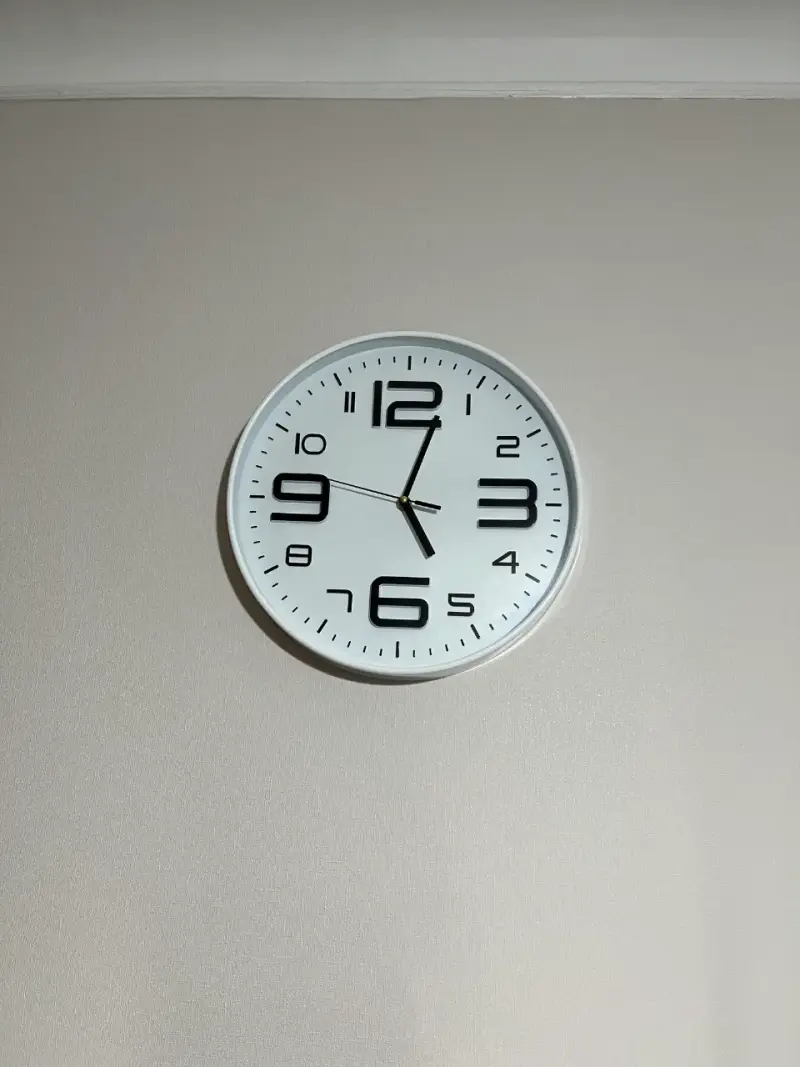 Reloj de pared blanco moderno - 1