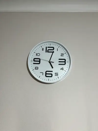 Reloj de pared blanco moderno - miniatura 1