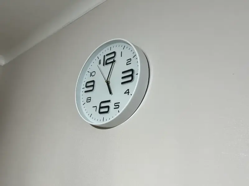 Reloj de pared blanco moderno - 2