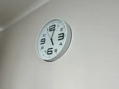 Reloj de pared blanco moderno - miniatura 2