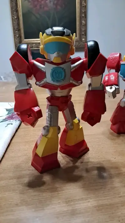 Figura de acción Transformer rojo y amarillo - miniatura 1