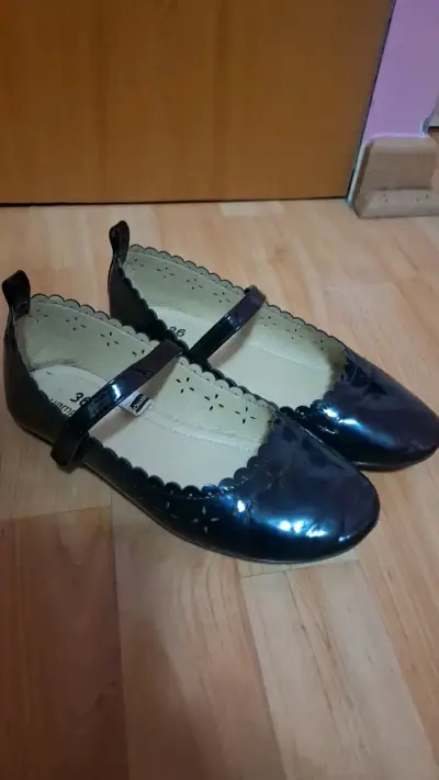 Zapatos de charol negros para niña - miniatura 1