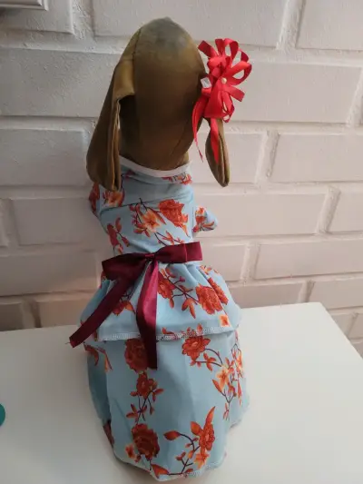 Vestido para perro con estampado floral y lazo - miniatura 1