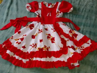 Vestido de niña con diseño floral rojo y blanco - miniatura 1