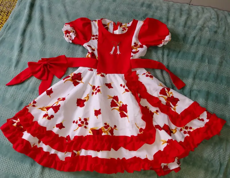Vestido de niña con diseño floral rojo y blanco - 2