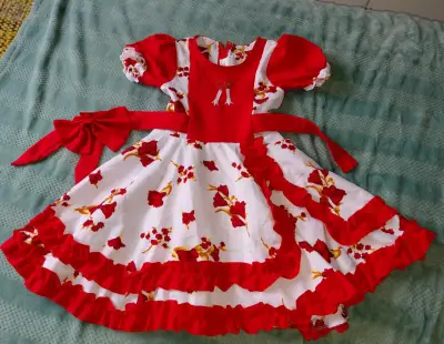 Vestido de niña con diseño floral rojo y blanco - miniatura 2