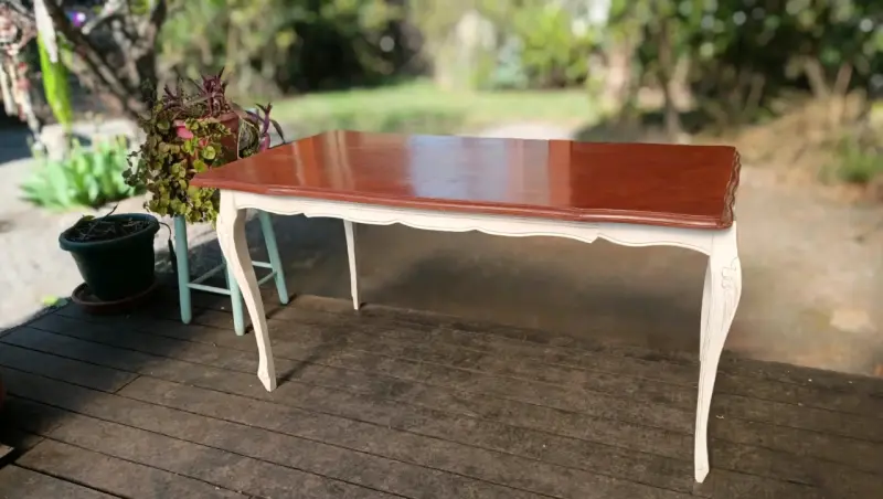 Mesa Luis XV restaurada de caoba y patas blancas - 2