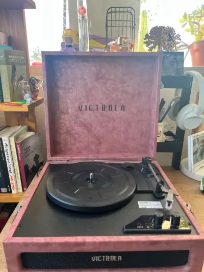 Tocadiscos portátil Victrola vintage rosa - miniatura 1