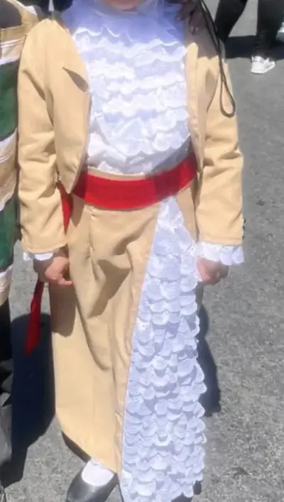 Vestido de niña con diseño floral rojo y negro - miniatura 3