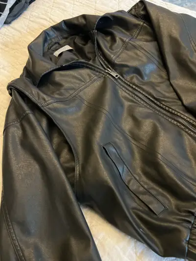 Chaqueta de ecocuero negra Basement para mujer - miniatura 1