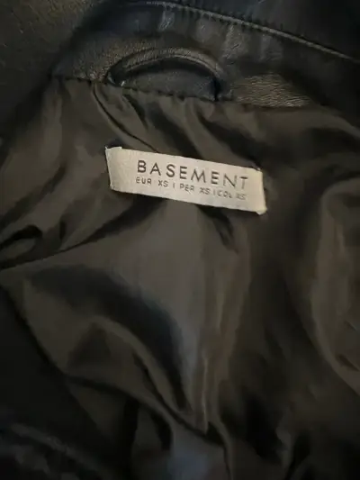 Chaqueta de ecocuero negra Basement para mujer - miniatura 2