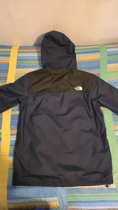 Chaqueta impermeable The North Face azul con capucha - miniatura 2