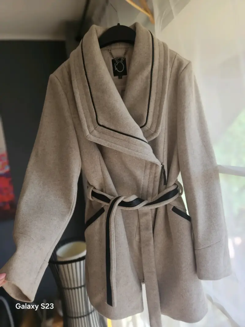 Abrigo de lana beige con cinturón y detalles negros - 1