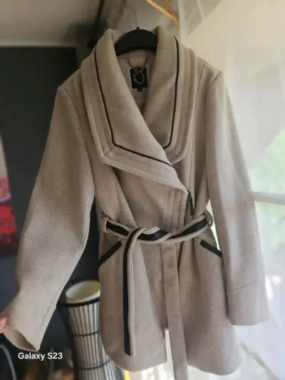 Abrigo de lana beige con cinturón y detalles negros - miniatura 1