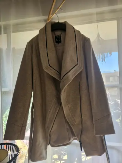 Abrigo de lana beige con cinturón y detalles negros - miniatura 2