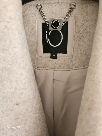 Abrigo de lana beige con cinturón y detalles negros - miniatura 3