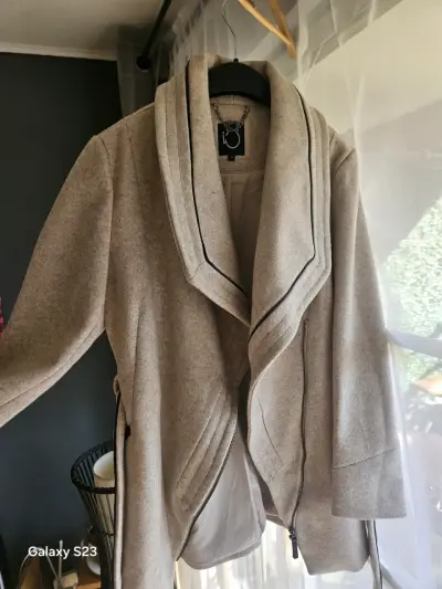 Abrigo de lana beige con cinturón y detalles negros - miniatura 4