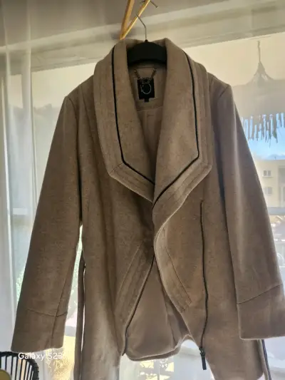 Abrigo de lana beige con cinturón y detalles negros - miniatura 5