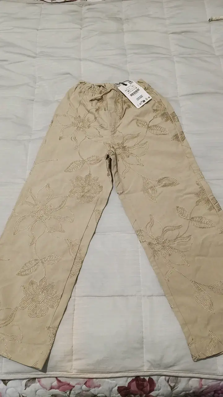 Pantalones beige bordados para niña - 3
