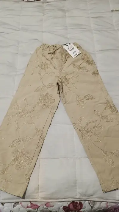 Pantalones beige bordados para niña - miniatura 3