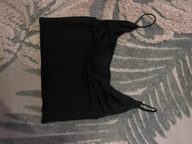 Top negro con tirantes y detalles brillantes - 1