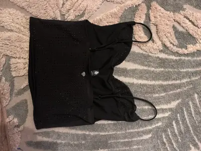 Top negro con tirantes y detalles brillantes - miniatura 2