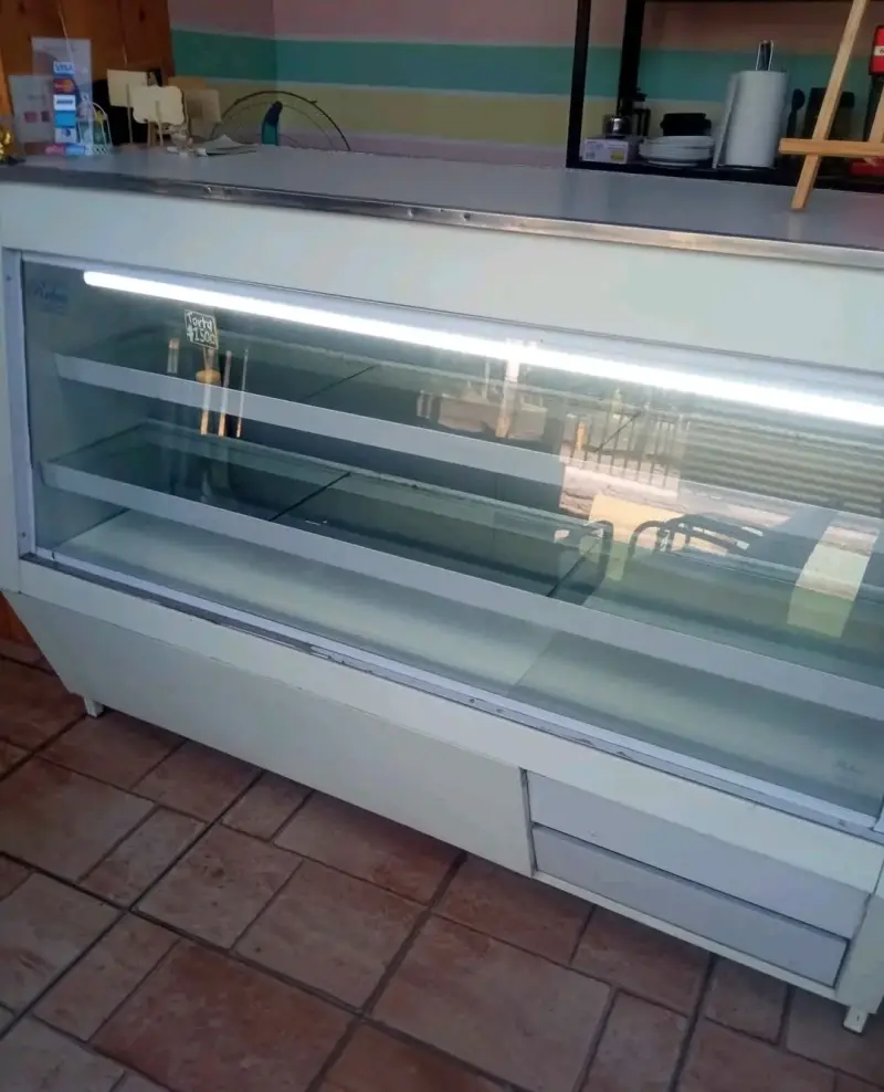 Vitrina refrigerada en buen estado - 1