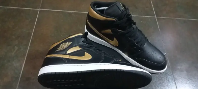 Air Jordan retro 1 mid negras y doradas - 1