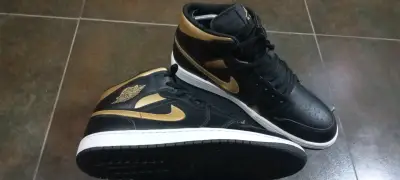Air Jordan retro 1 mid negras y doradas - miniatura 1