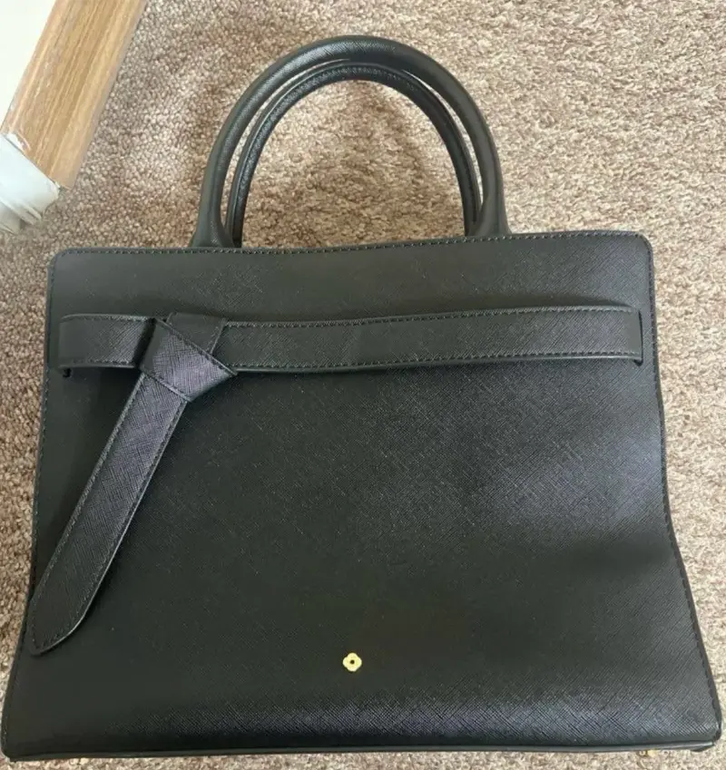Cartera de mano negra elegante con correa ajustable - 1